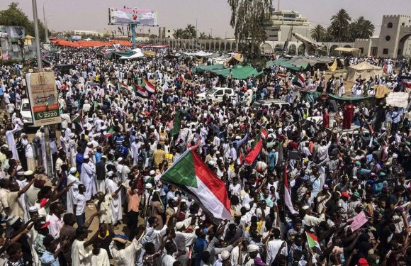 Soudan: Scènes de liesse après la démission du chef du conseil militaire