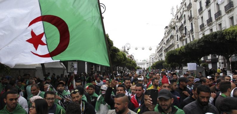 Algérie: Une foule immense s’est rassemblée dans les rues du centre d’Alger