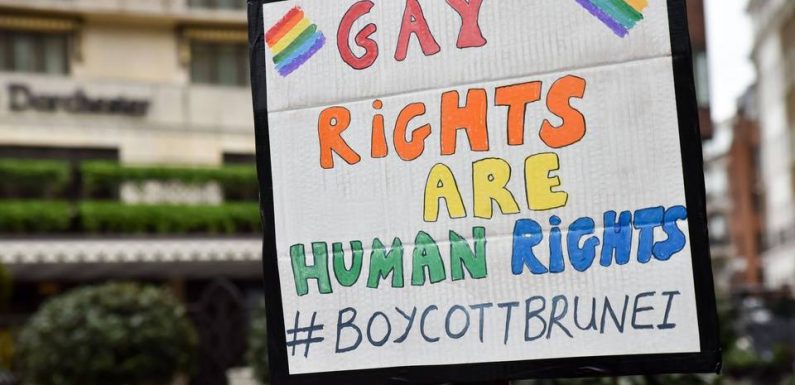 Paris: Des bisous devant l’ambassade de Brunei pour dénoncer l’homophobie