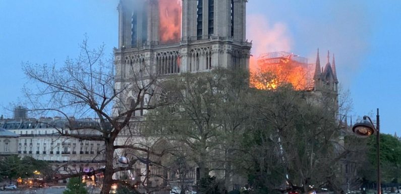 Violent incendie à Notre-Dame : la flèche effondrée et la charpente totalement brûlée