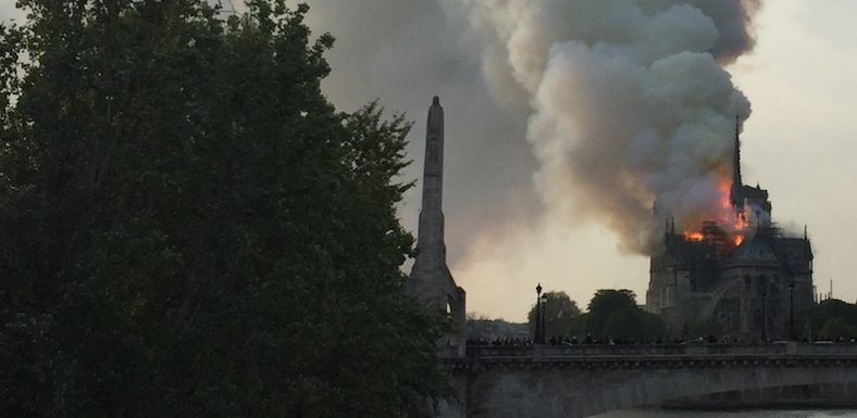Notre-Dame de Paris brûle