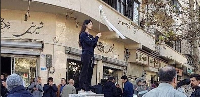 Iran : la femme qui avait manifesté sans voile condamnée à un an de prison