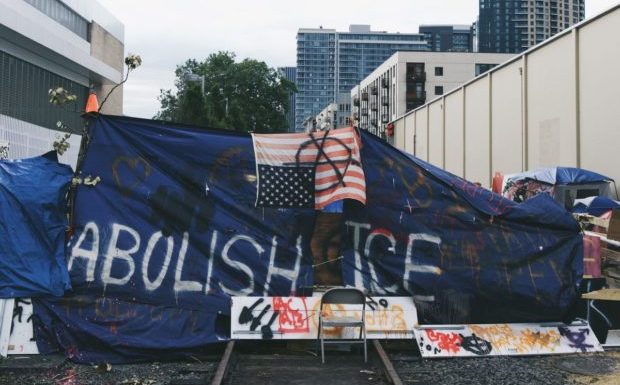 Etats-Unis : des anarchistes dévastent un cabinet d’avocat de Portland travaillant pour le syndicat des agents aux frontières