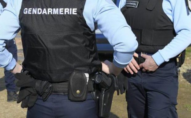Cornimont (88). Il commande à manger dans un kebab, menace les clients, brise la vitre, se coupe et décède