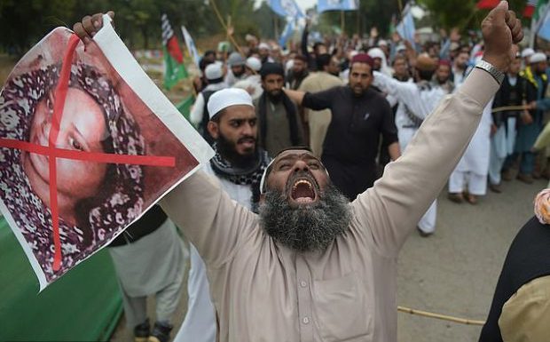 A peine arrivée au Canada, la chrétienne Asia Bibi est déjà menacée de mort par un islamiste