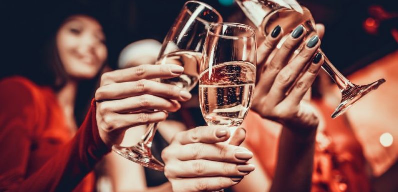Une femme qui boit serait vue comme « sexuellement disponible » (et c’est un problème)