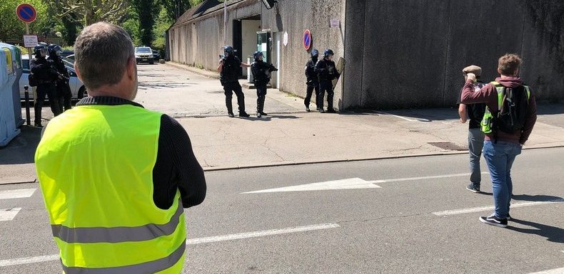 1er mai : 200 Gilets jaunes ont-ils tenté de rentrer dans le commissariat de Besançon ?