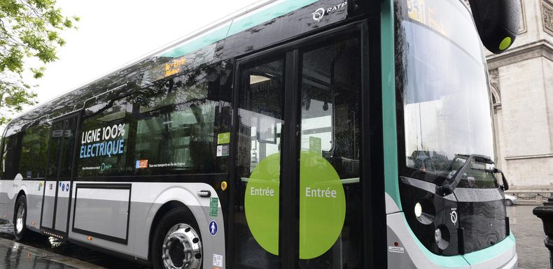 Une jeune fille a-t-elle été empêchée de monter dans un bus à Paris à cause de sa jupe ?