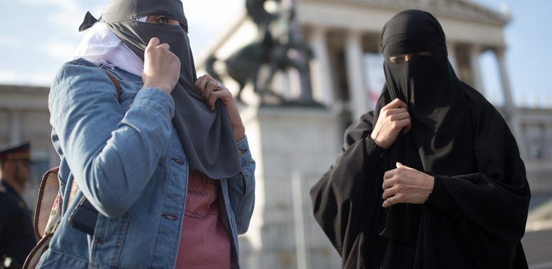 Les députés autrichiens interdisent le voile au primaire, l’Allemagne y réfléchit
