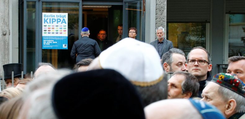 Allemagne : les autorités déconseillent aux juifs de porter la kippa, pour leur sécurité