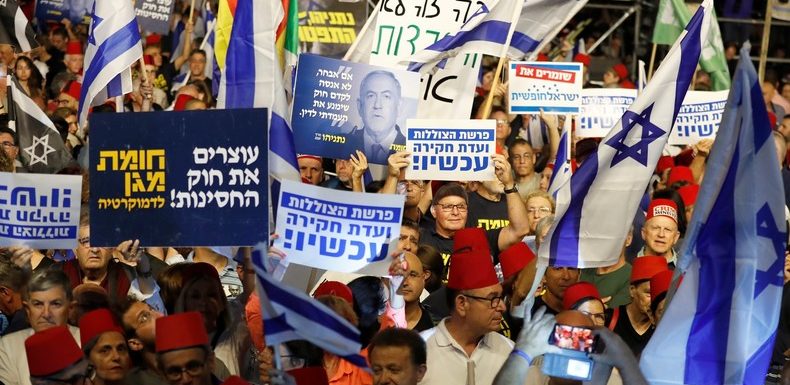 «On ne vous laissera pas être un dictateur»: des milliers d’Israéliens manifestent contre Netanyahou