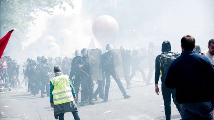 A Paris, les syndicats débordés lors d’un défilé du 1er-Mai sous les gaz lacrymogènes