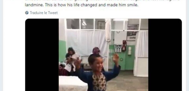 VIDEO. Afghanistan: Un petit garçon handicapé danse après avoir reçu une prothèse