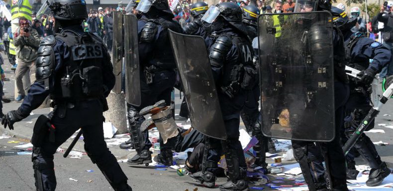 1er mai des gilets jaunes : à Paris, manifestation tendue mais les black blocs contenus