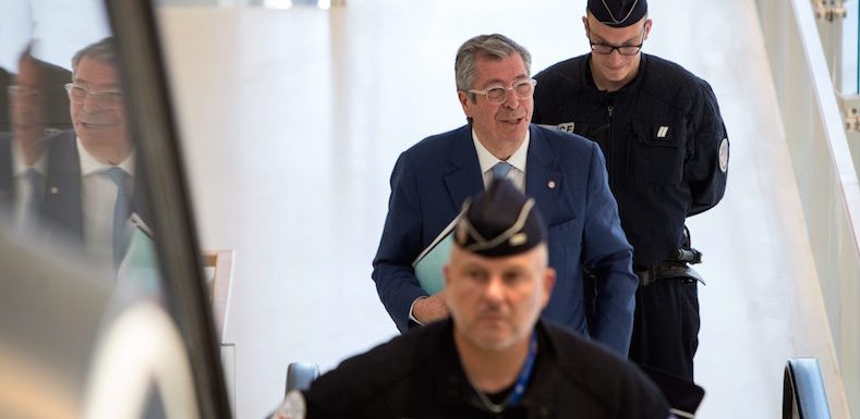 Et Patrick Balkany réalisa qu’il était à une marche de la prison