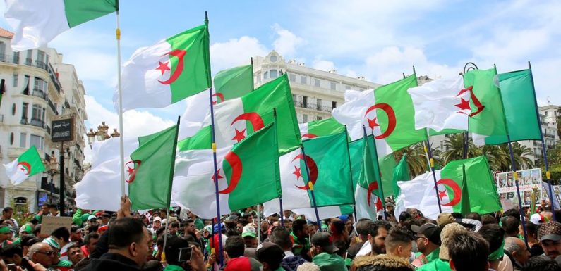 Alger, des violents heurts entre policiers et manifestants.