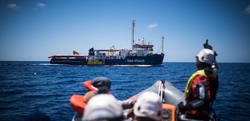 Méditerranée : après avoir bravé l’interdiction d’entrer dans les eaux territoriales, le Sea Watch attend la permission d’accoster à Lampedusa