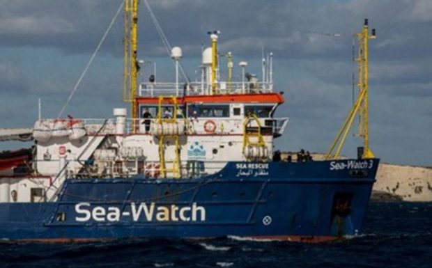 Le navire de l’ONG Sea Watch transportant des migrants force le blocus italien : «Ça suffit, nous entrons»