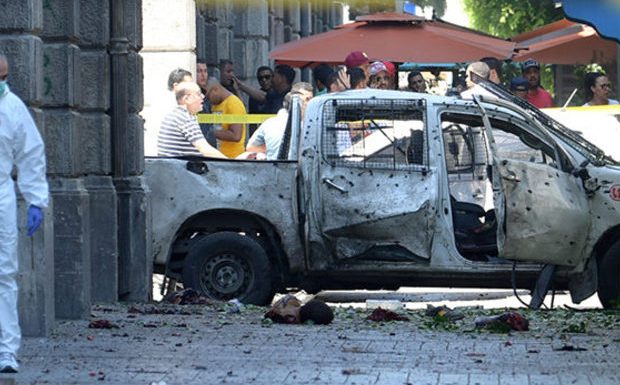 Tunis : un policier tué et huit blessés dans deux attentats-suicides