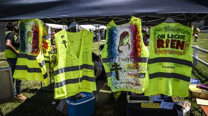 Quelques milliers de « gilets jaunes » défilent malgré la chaleur pour leur acte 33