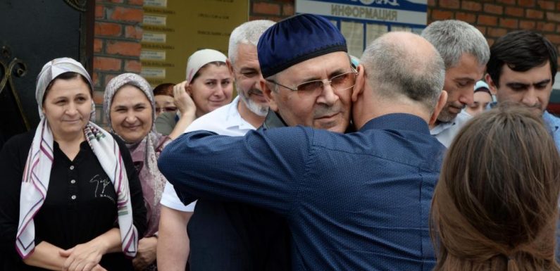 Russie: le militant tchétchène des droits de l’homme Oïoub Titiev en liberté