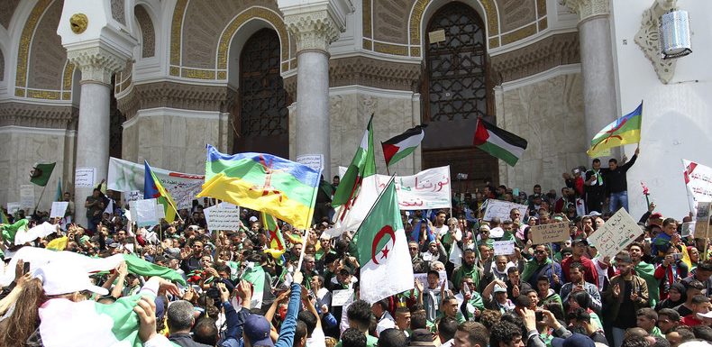 Algérie : le drapeau berbère indésirable ? Le chef de l’armée accusé d’attiser le feu