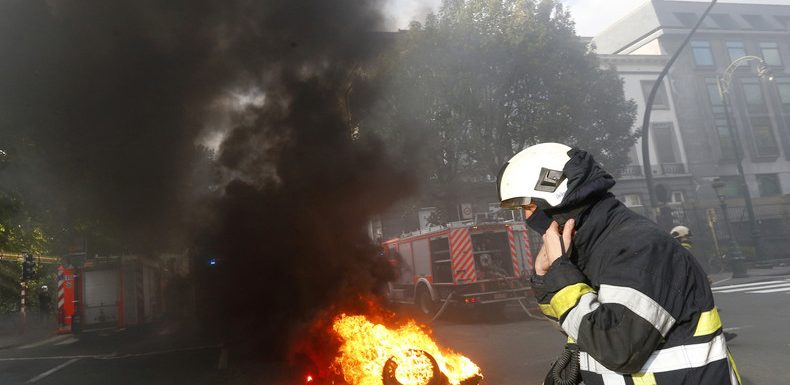 Tirs de lance à incendie et blocages de routes : les soldats du feu manifestent à Bruxelles (IMAGES)