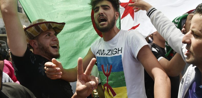 Algérie : 18e vendredi de mobilisation après une polémique sur les drapeaux