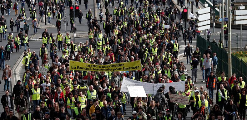 Macron a-t-il été trop généreux avec les Gilets jaunes ? La Cour des comptes s’inquiète