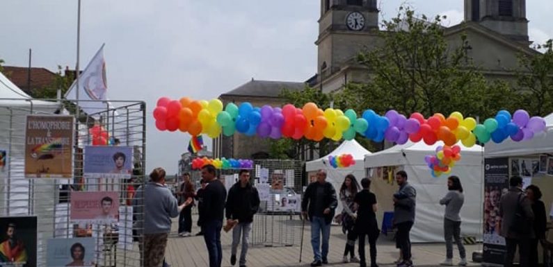 Le stand LGBT chahuté par les étudiants de l’ICES était… devant une église