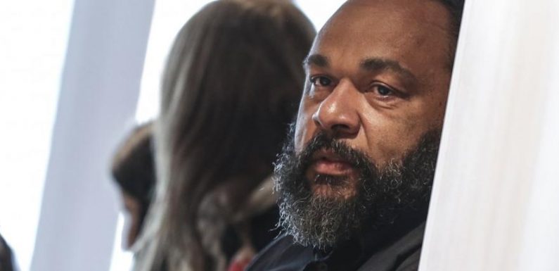 Au « goûter » de Dieudonné: Gilets jaunes, livres antisémites et « quenelles »