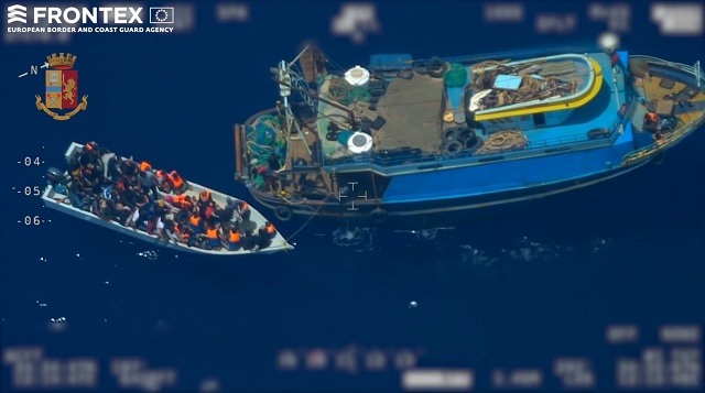 Méditerranée : un bateau de pêche filmé en train de transborder 81 migrants sur une petite embarcation