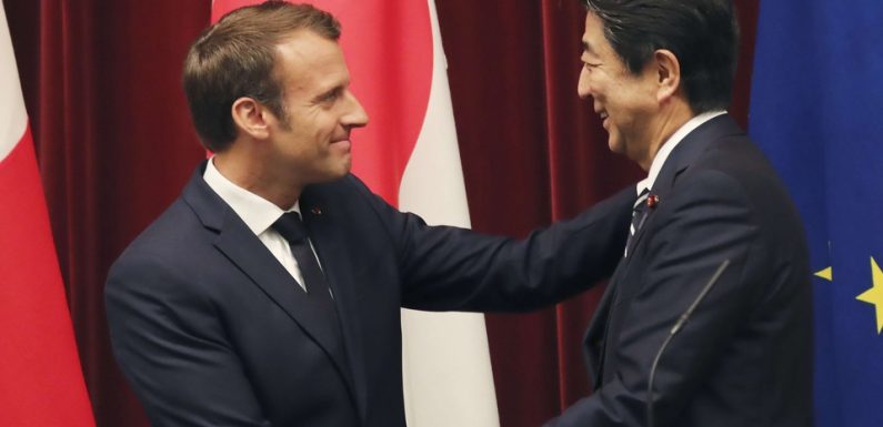 Au Japon, Macron et Abe affichent leur complicité
