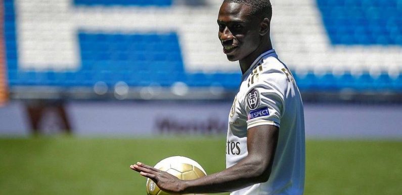 «Je suis très honoré d’être dans le plus grand club du monde»… Ferland Mendy débarque au Real (mais rate ses jongles)