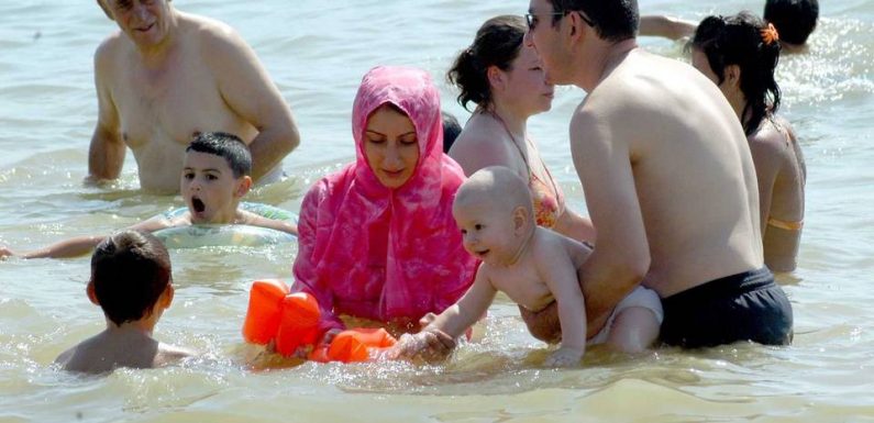 Grenoble: Opération coup de poing de femmes en burkini dans une piscine