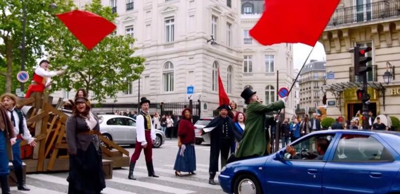 VIDEO. James Corden bloque une avenue de Paris pour jouer «Les Misérables» et c’est hilarant