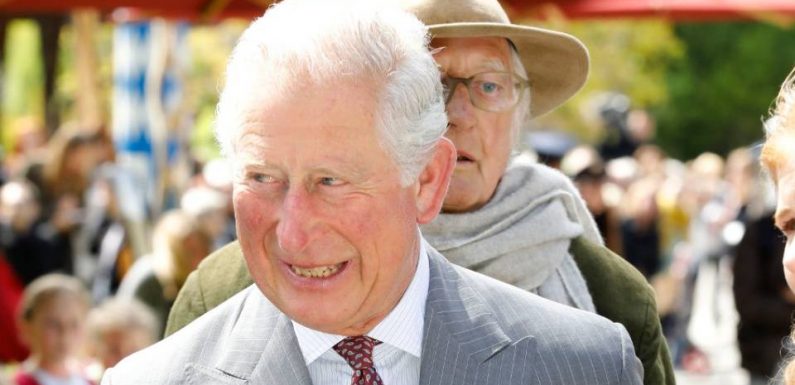 VIDEO. Le patron d’Instagram déçu par Selena Gomez… Le prince Charles rencontre James Bond… Lindsay Lohan est en colère…
