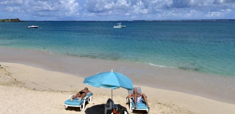 Mer turquoise vs déchets plastiques… Comment le tourisme de masse menace les vacances en bord de mer