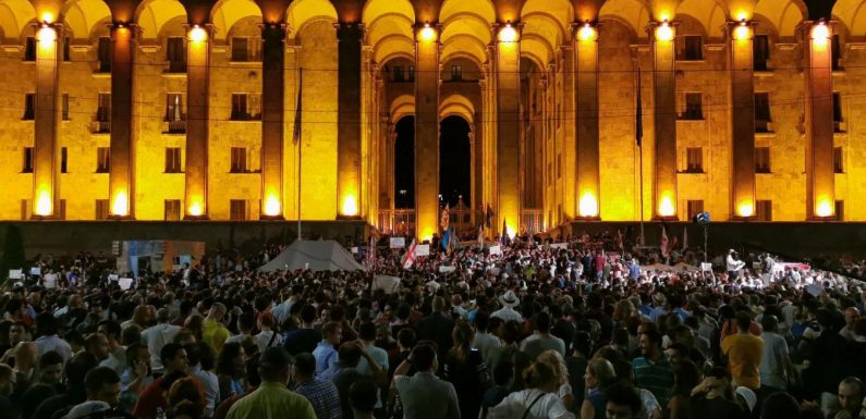 Vidéo Des milliers de personnes tentent d’envahir le Parlement en Géorgie