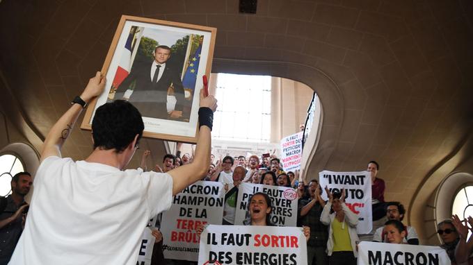 Décrochage de portraits de Macron: des procès dans toute la France