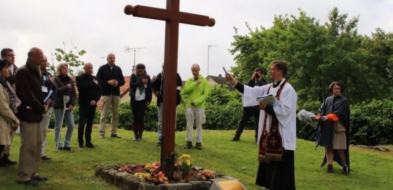 Bénédiction d’une Croix offerte par Notre-Dame de Chrétienté, installée sur les ruines de l’église de Gas