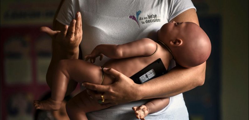 Des faux bébés pour dégoûter les jeunes filles