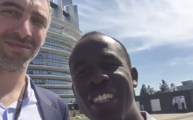 Pour sa « première journée au parlement européen », le député français Raphael Glucksmann invite un citoyen soudanais, afin qu’il expose ses doléances