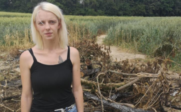 Violence, agressivité, incendies volontaires : cette famille belge ne souhaite plus accueillir de migrants, elle avait fait la une des médias car elle en accueillait 100 dans son jardin