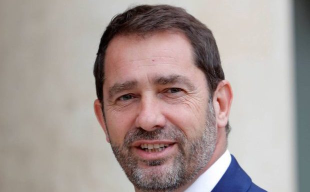 Gilets jaunes : Castaner décore des policiers soupçonnés de violences