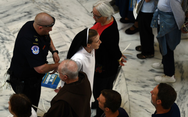 Washington : 20.000 catholiques manifestent en faveur des enfants de migrants, des religieux évacués du Sénat américain