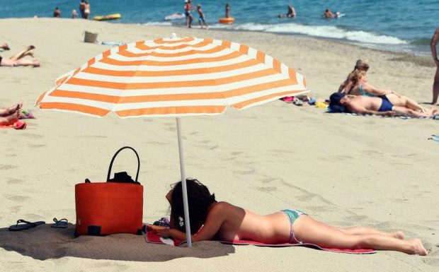 Sondage : près de 6 musulmans sur 10 favorables à une loi interdisant le « topless » sur les plages françaises