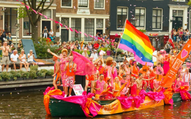 Amsterdam : Un homme, qui se revendique du «Front de Libération des Enfants», a distribué en marge de la Gay Pride des tracts demandant l’intégration des pédophiles à la communauté LGBT. La police a confisqué les prospectus, mais n’a pas arrêté l’individu