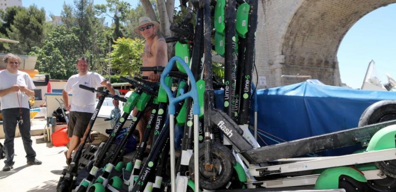 « C’est désolant de voir ça » : à Marseille, des jeunes jettent des trottinettes à la mer pour s’amuser