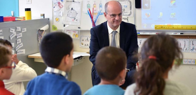 « Vive le ministre » : Jean-Michel Blanquer accusé à tort d’avoir posé devant un faux dessin d’enfant